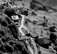 Quelques maisons au-dessus du torrent